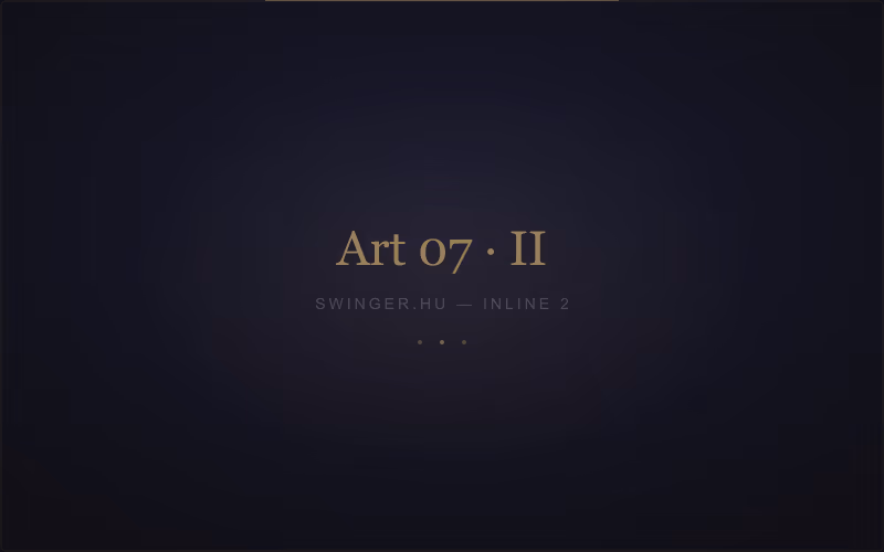 Pár egymás kezét fogva sétál egy ösvényen